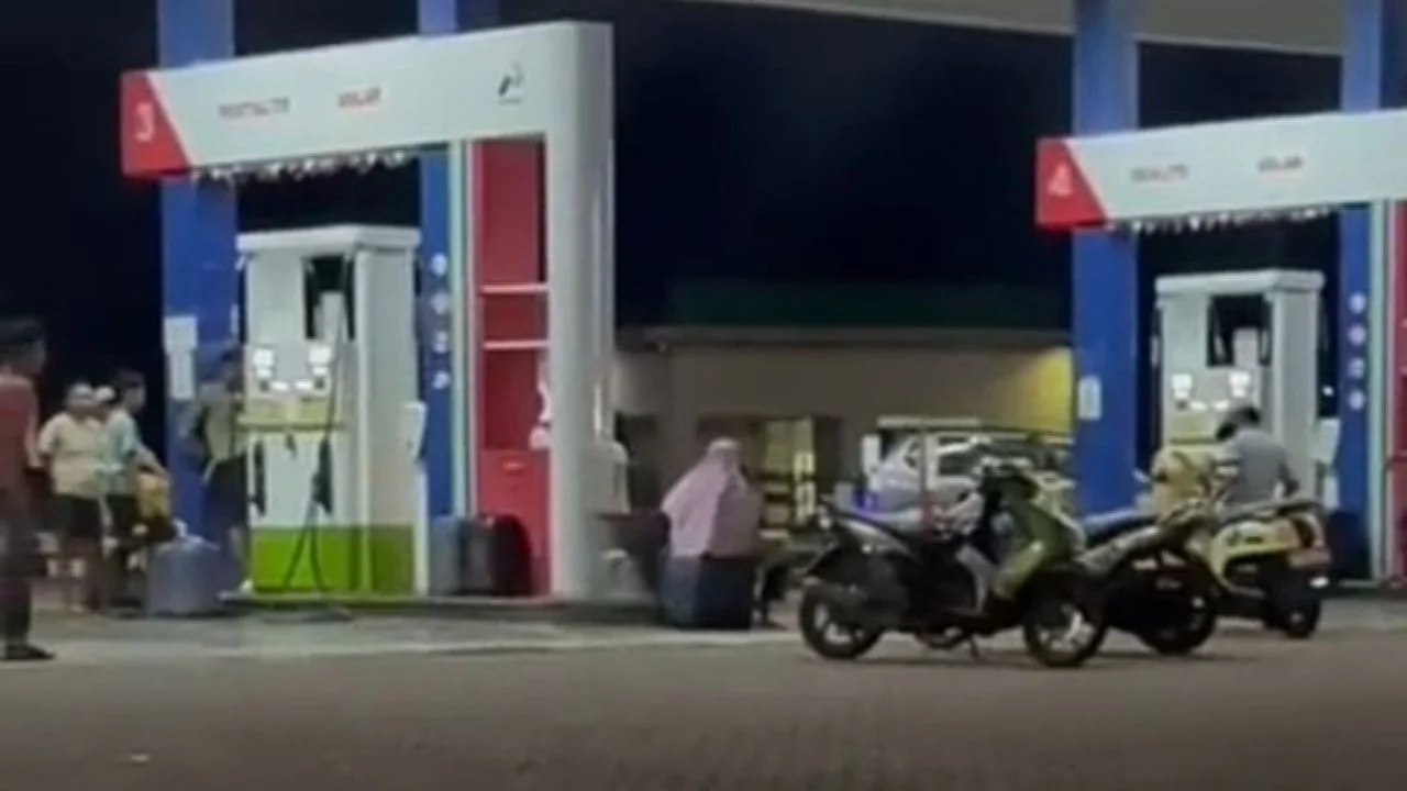 Pegawai SPBU 74.923.07 Tarowang Diduga Langgar SOP, Layani Pengisian BBM Tanpa Seragam 2 Pegawai SPBU 74.923.07 Tarowang Diduga Langgar SOP, Layani Pengisian BBM Tanpa Seragam