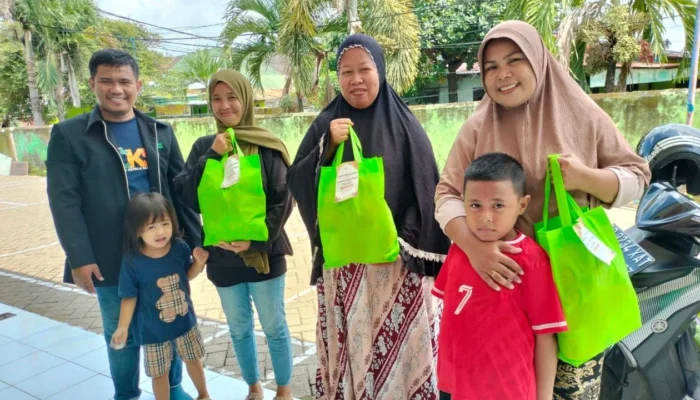 SD Negeri Garuda Makassar Salurkan 115 Paket Sembako, Program Rutin Sejak 2022