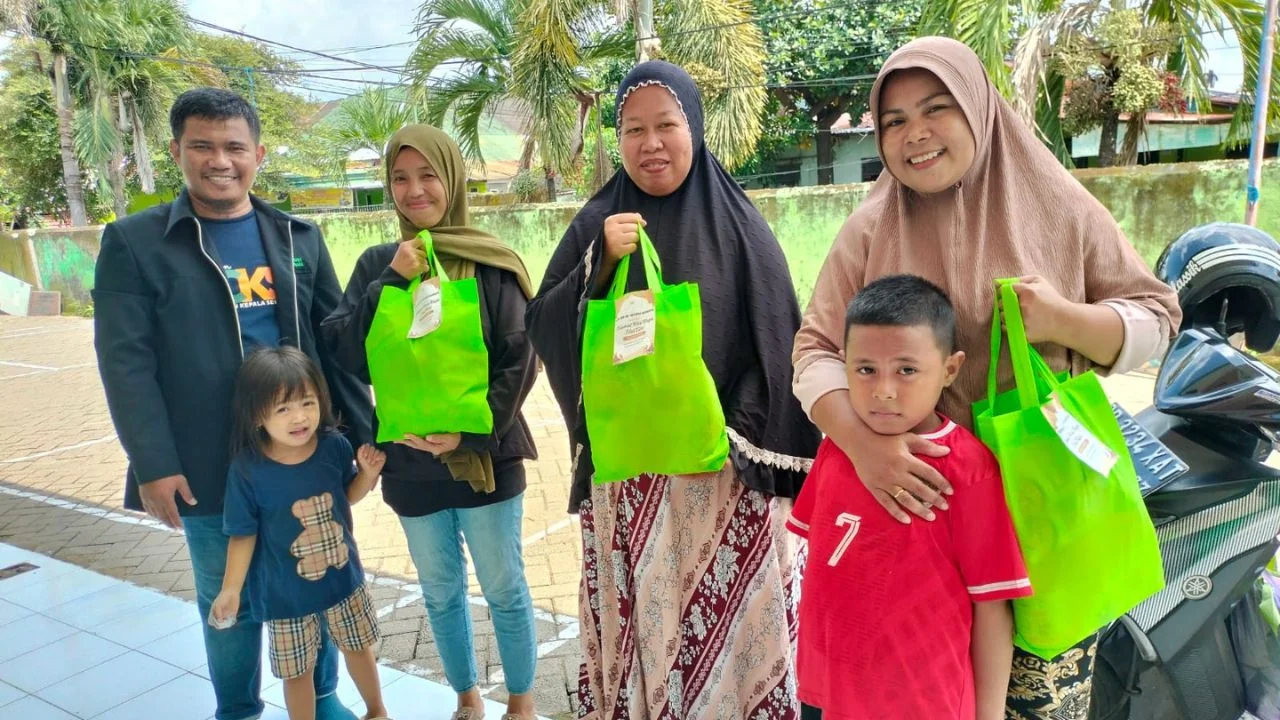 SD Negeri Garuda Makassar Salurkan 115 Paket Sembako, Program Rutin Sejak 2022