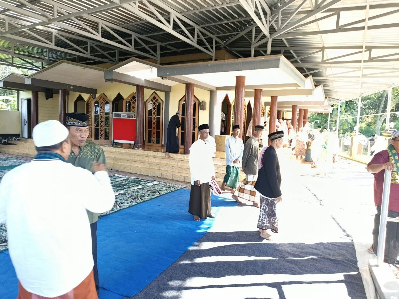 Salat Id di Blitar, Pemred Mediasulsel.com Manfaatkan Momen Lebaran untuk Silaturahmi dan Reuni Keluarga 2 Salat Id di Blitar, Pemred Mediasulsel.com Manfaatkan Momen Lebaran untuk Silaturahmi dan Reuni Keluarga
