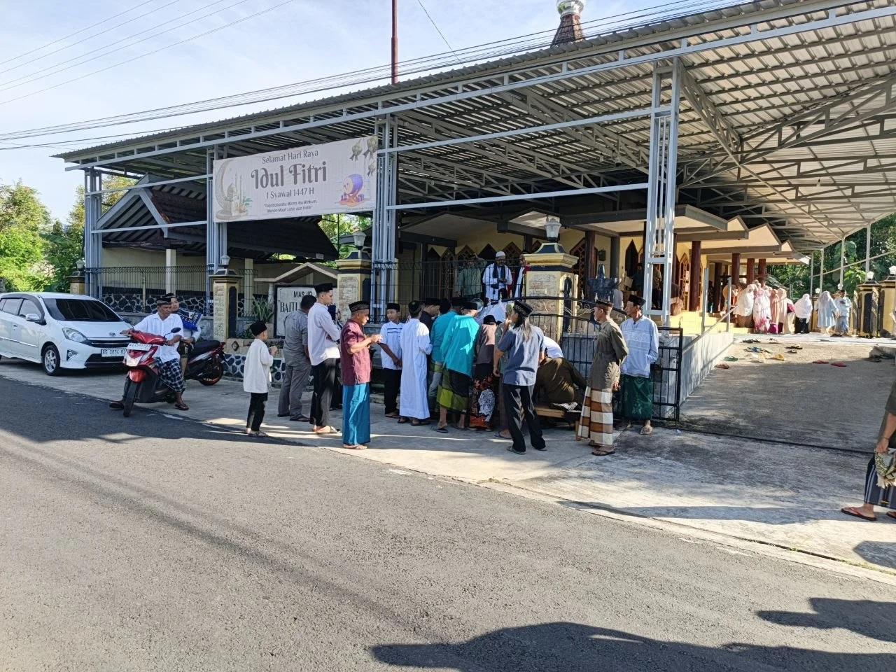 Salat Id di Blitar, Pemred Mediasulsel.com Manfaatkan Momen Lebaran untuk Silaturahmi dan Reuni Keluarga 3 Salat Id di Blitar, Pemred Mediasulsel.com Manfaatkan Momen Lebaran untuk Silaturahmi dan Reuni Keluarga