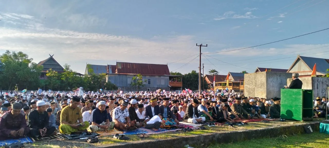 Jamaah Salat Id Membludak di Lapangan Bontoa, Lurah  Bontoa Bacakan Sambutan Seragam Bupati Jeneponto 