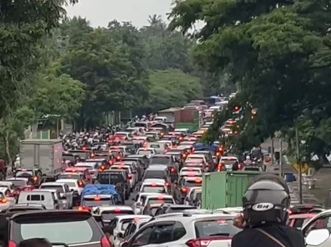 Antrean SPBU Mengular di Jeneponto, Lalu Lintas Lumpuh hingga Batas Kota, Harga Pertalite Pengecer Tembus Rp17 Ribu per Liter 2 Antrean Kendaraan di Dua SPBU Picu Macet di Jeneponto, Harga Pertalite di Pengecer Melonjak