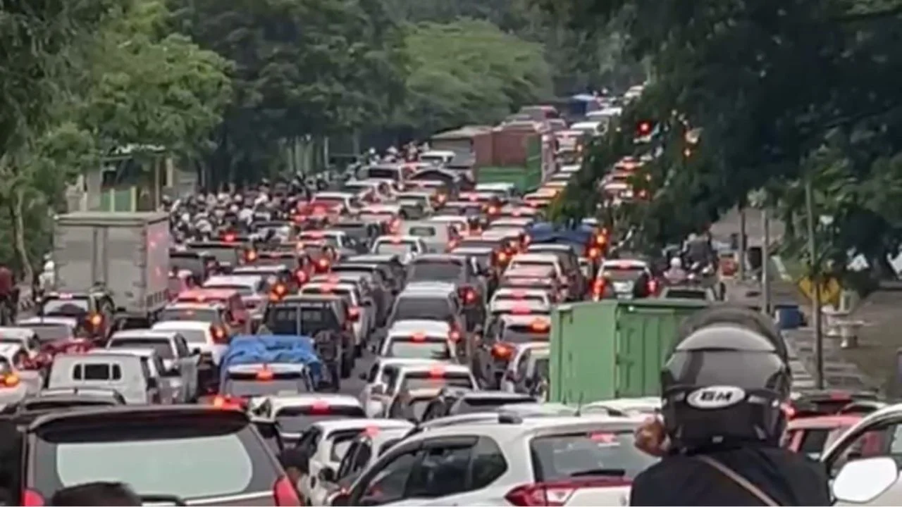 Kondisi Arus Balik H+3 di Jeneponto Macet Total, Kendaraan Merayap di Taman Turatea hingga Jembatan Belokallong 2 Kondisi Arus Balik H+3 di Jeneponto Macet Total, Kendaraan Merayap di Taman Turatea–Jembatan Belokallong