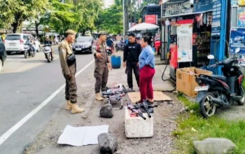 Trantib Mariso Tertibkan PKL dan Genjot Kebersihan Lingkungan 4 Trantib Mariso Tertibkan PKL dan Genjot Kebersihan Lingkungan