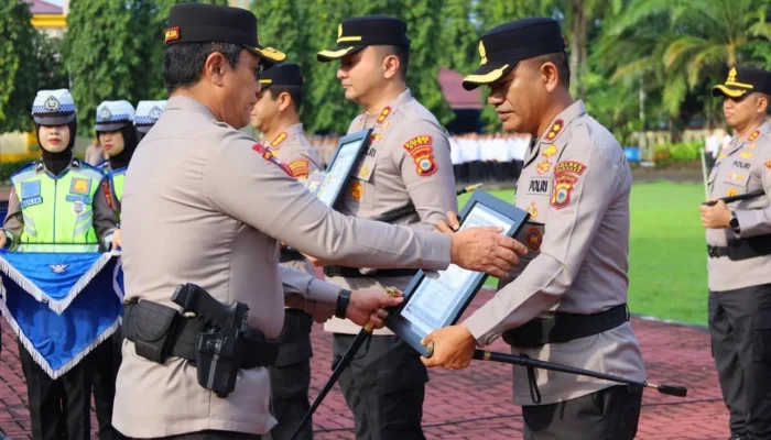 Kapolda Sulsel Beri Penghargaan Polres Berprestasi di Operasi Ketupat 2026