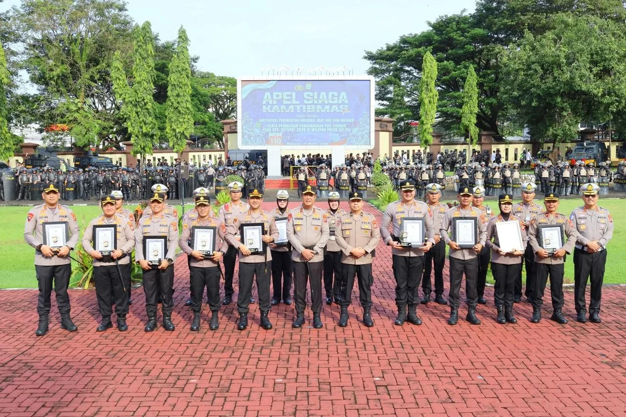 Kapolda Sulsel Beri Penghargaan Polres Berprestasi di Operasi Ketupat 2026 2 Kapolda Sulsel Beri Penghargaan Polres Berprestasi di Operasi Ketupat 2026