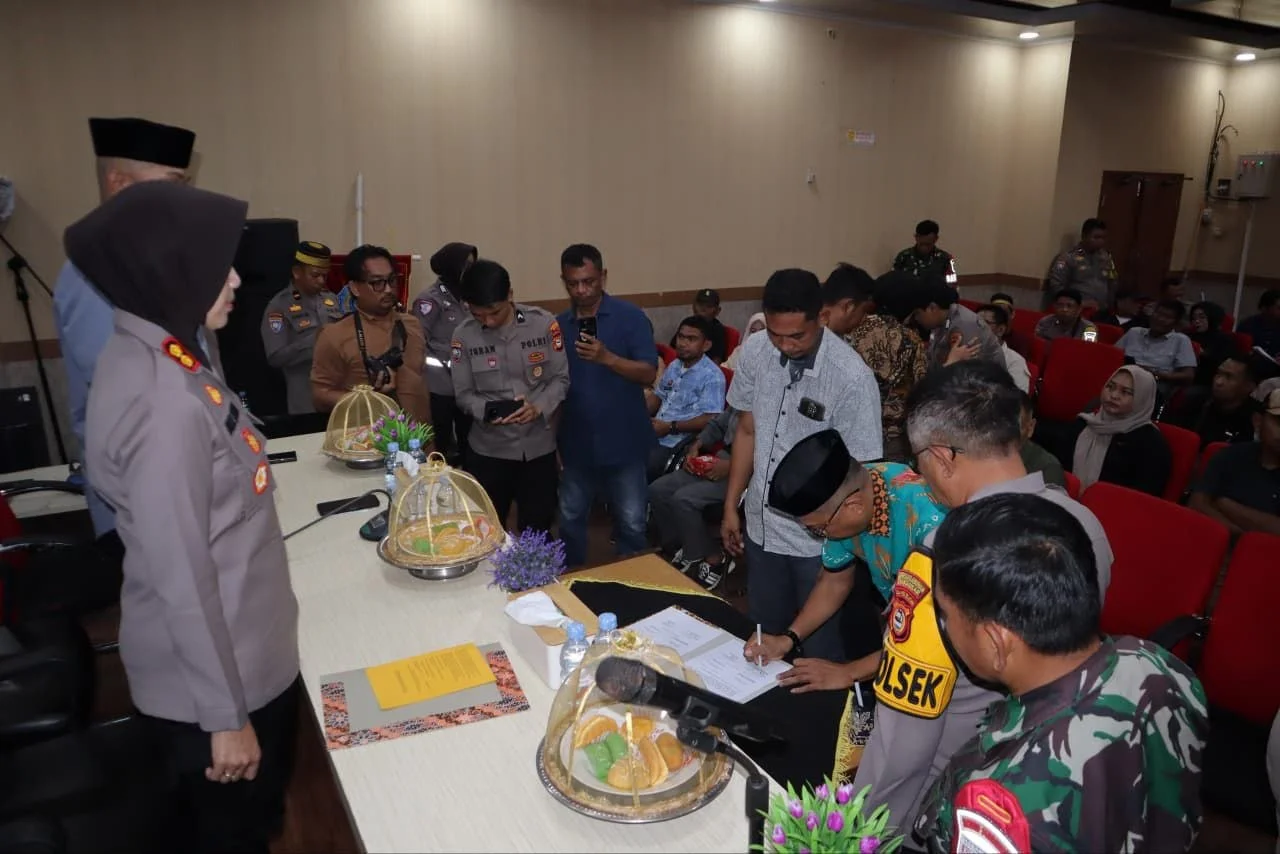 Pengurus FKPM Polres Pelabuhan Makassar Dikukuhkan, Kapolres Tekankan Peran Mitra Jaga Kamtibmas 2 Pengurus FKPM Polres Pelabuhan Makassar Dikukuhkan, Kapolres Tekankan Peran Mitra Jaga Kamtibmas