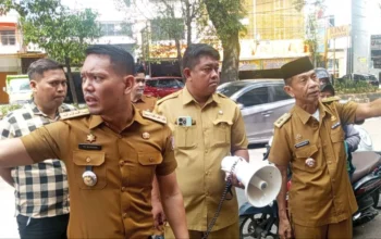 Camat Makassar Ingatkan PKL Tidak Berjualan di Bahu Jalan Sembarangan