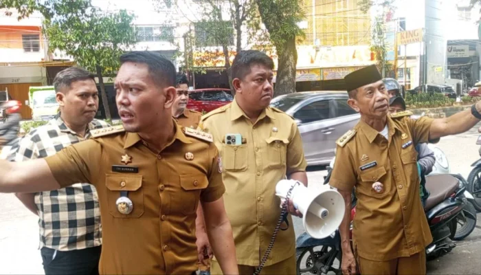 Camat Makassar Ingatkan PKL Tidak Berjualan di Bahu Jalan Sembarangan