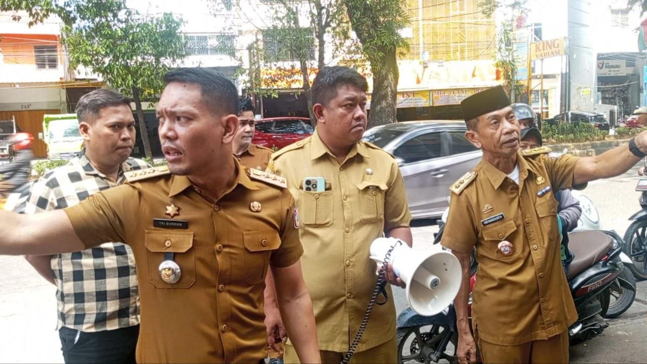 Camat Makassar Ingatkan PKL Tidak Berjualan di Bahu Jalan Sembarangan