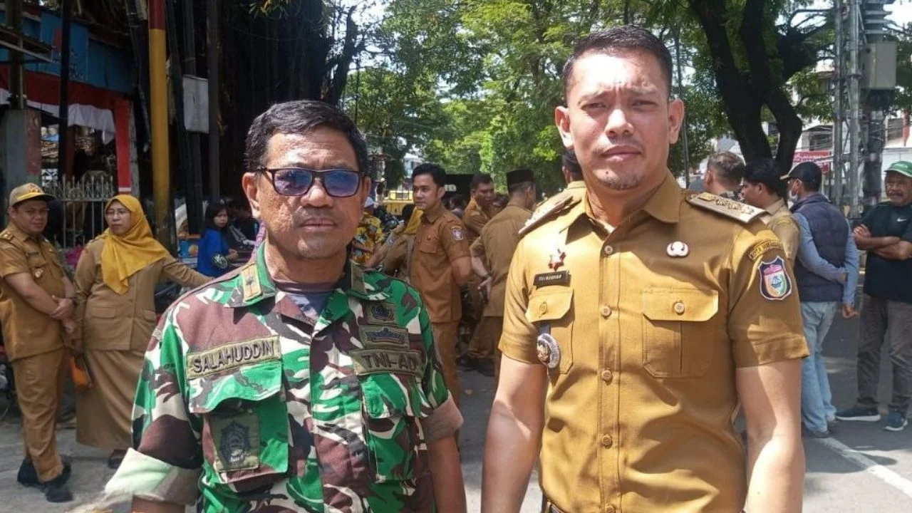 Camat Makassar Ingatkan PKL Tidak Berjualan di Bahu Jalan Sembarangan 2 Camat Makassar Ingatkan PKL Tidak Berjualan di Bahu Jalan Sembarangan