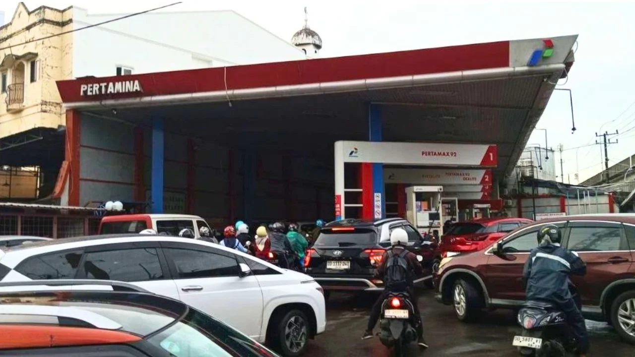 Isu Kenaikan BBM Picu Kepanikan, Antrean SPBU di Makassar Mengular Sejak Pagi