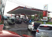 Isu Kenaikan BBM Picu Kepanikan, Antrean SPBU di Makassar Mengular Sejak Pagi