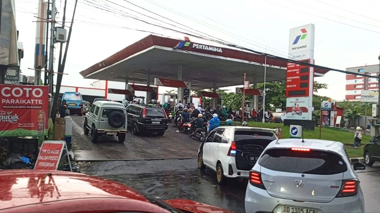 Isu Kenaikan BBM Picu Kepanikan, Antrean SPBU di Makassar Mengular Sejak Pagi