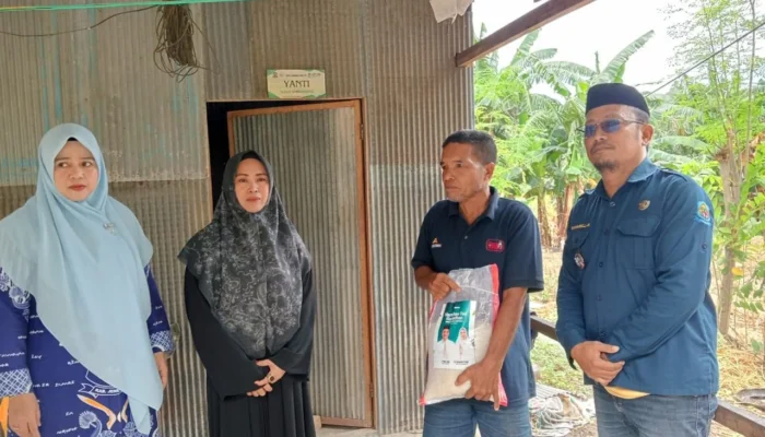 Bentuk Kepedulian, Ketua TP PKK Jeneponto Turun Langsung Antarkan Bantuan Warga Tidak Mampu di Kelurahan Bontoa
