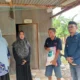 Bentuk Kepedulian, Ketua TP PKK Jeneponto Turun Langsung Antarkan Bantuan Warga Tidak Mampu di Kelurahan Bontoa