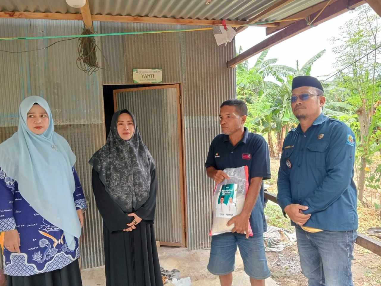 Bentuk Kepedulian, Ketua TP PKK Jeneponto Turun Langsung Antarkan Bantuan Warga Tidak Mampu di Kelurahan Bontoa