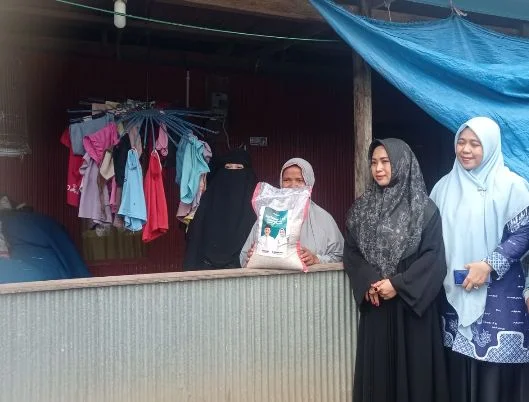 Bentuk Kepedulian, Ketua TP PKK Jeneponto Turun Langsung Antarkan Bantuan Warga Tidak Mampu di Kelurahan Bontoa