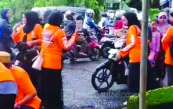 Partai Gerakan Rakyat Makassar Turun ke Jalan, 500 Paket Takjil Dibagikan di Depan BTN Paropo 9 Partai Gerakan Rakyat Makassar Turun ke Jalan, 500 Paket Takjil Dibagikan di Depan BTN Paropo