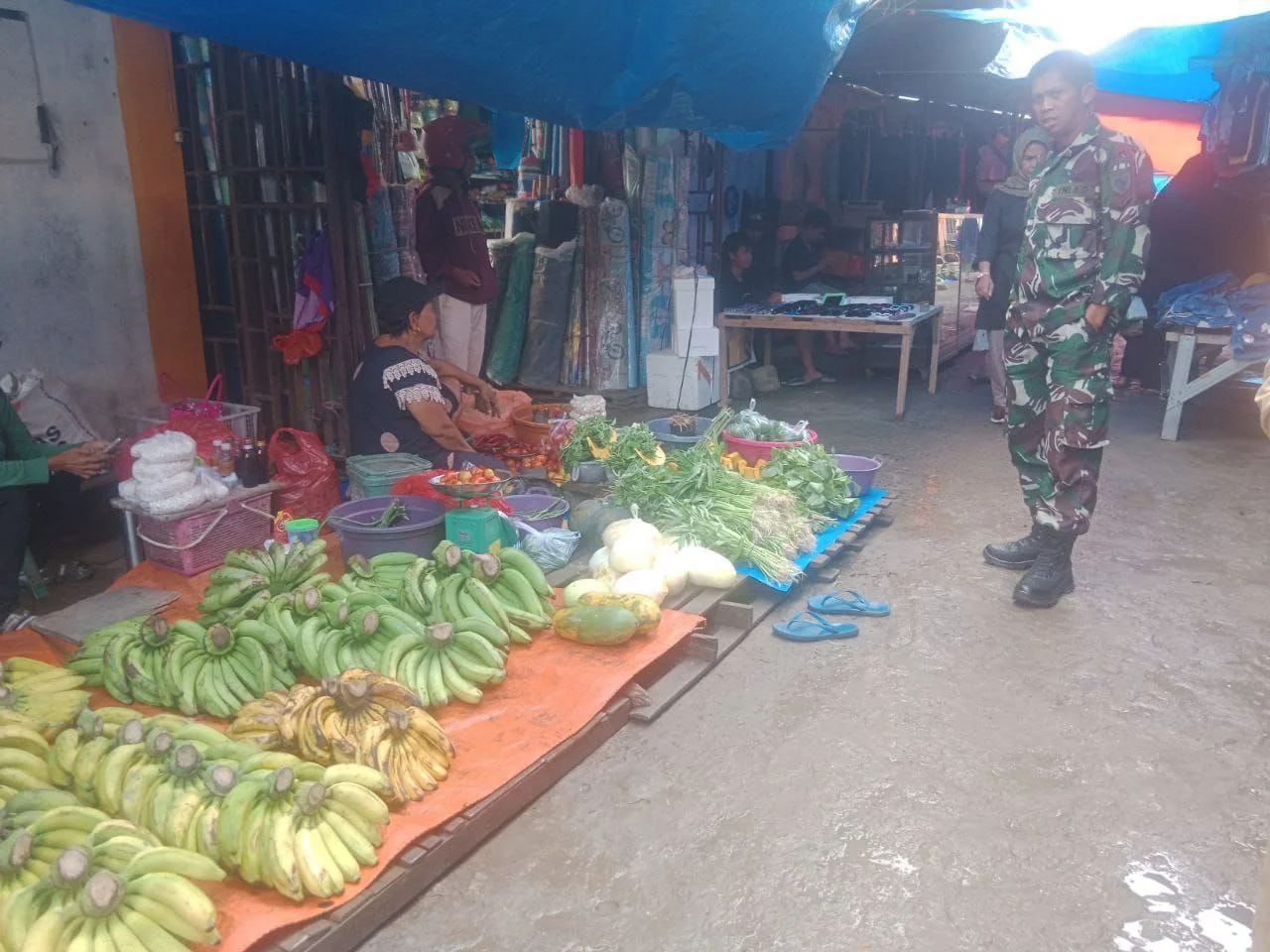 Harga Sembako Dipantau TNI di Sidrap, Babinsa Sidak Pasar Amparita Jelang Idulfitri
