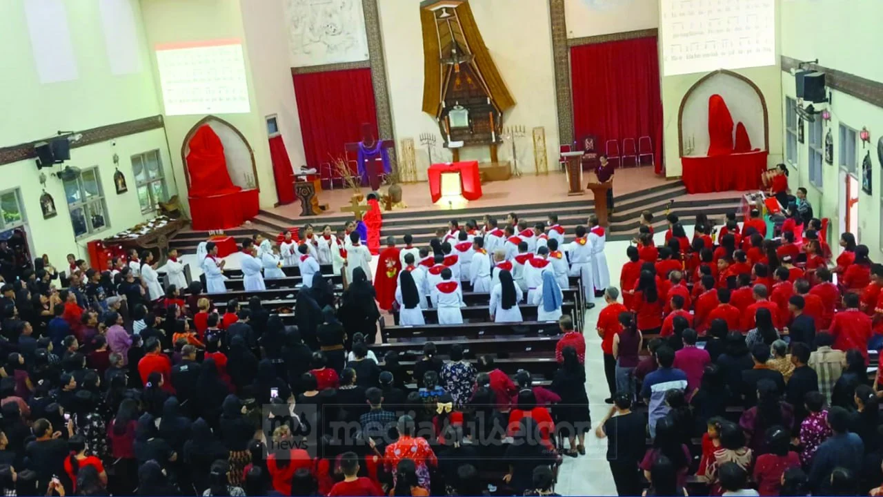 Ribuan Umat Katolik Rantepao Khusyuk Rayakan Jumat Agung, Seruan Hidup dalam Kasih Menggema