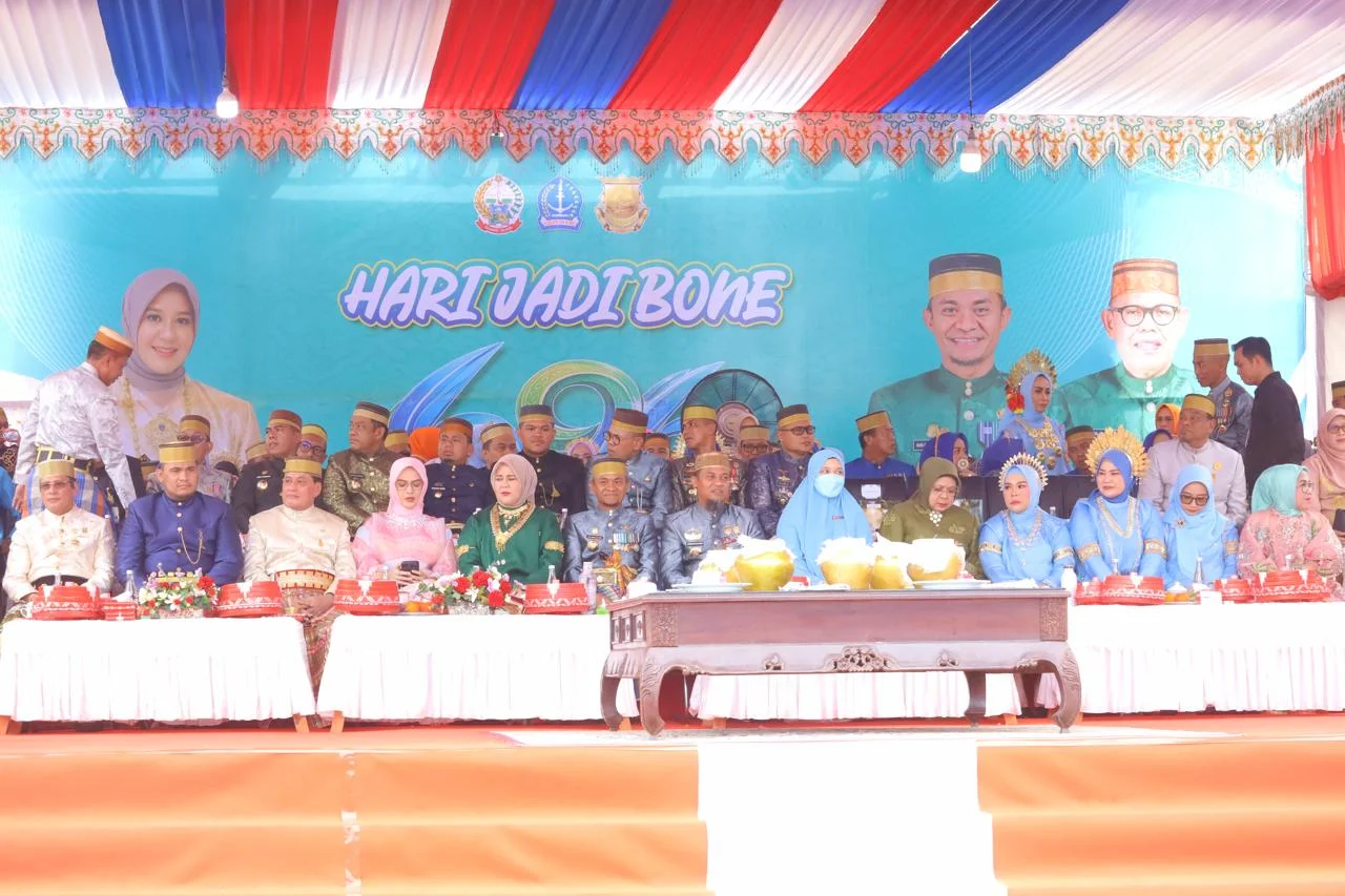 Kapolda Sulsel Hadir di Ritual Sakral Bone, Tegaskan Peran Polri Jaga Budaya dan Stabilitas Daerah 2 Kapolda Sulsel Hadir di Ritual Sakral Bone, Tegaskan Peran Polri Jaga Budaya dan Stabilitas Daerah