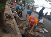 Camat Ujung Pandang Turun Langsung Benahi Kebersihan Pantai Losari