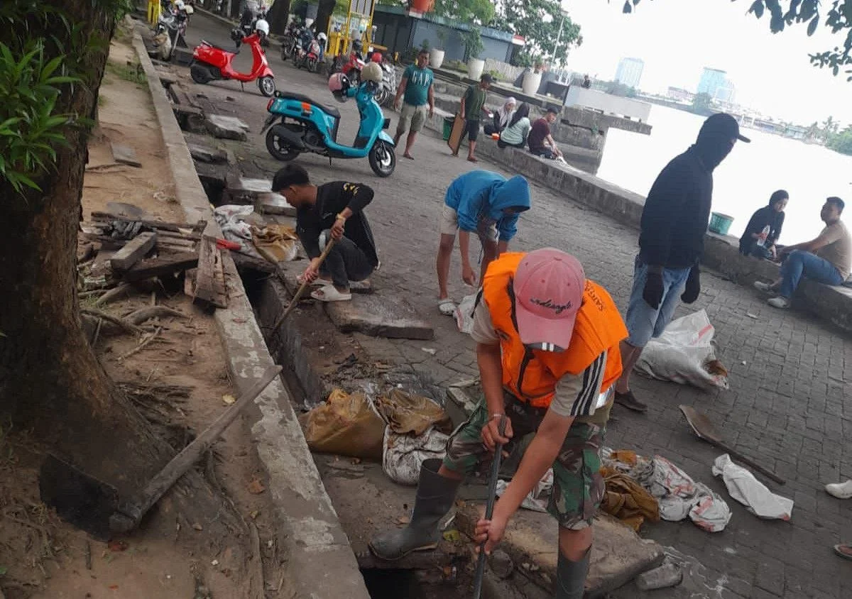 Camat Ujung Pandang Turun Langsung Benahi Kebersihan Pantai Losari