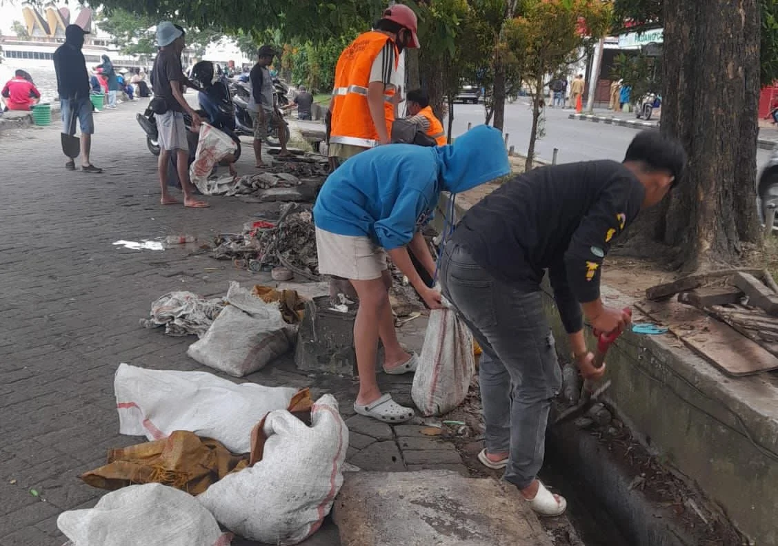 Camat Ujung Pandang Turun Langsung Benahi Kebersihan Pantai Losari 2 Camat Ujung Pandang Turun Langsung Benahi Kebersihan Pantai Losari