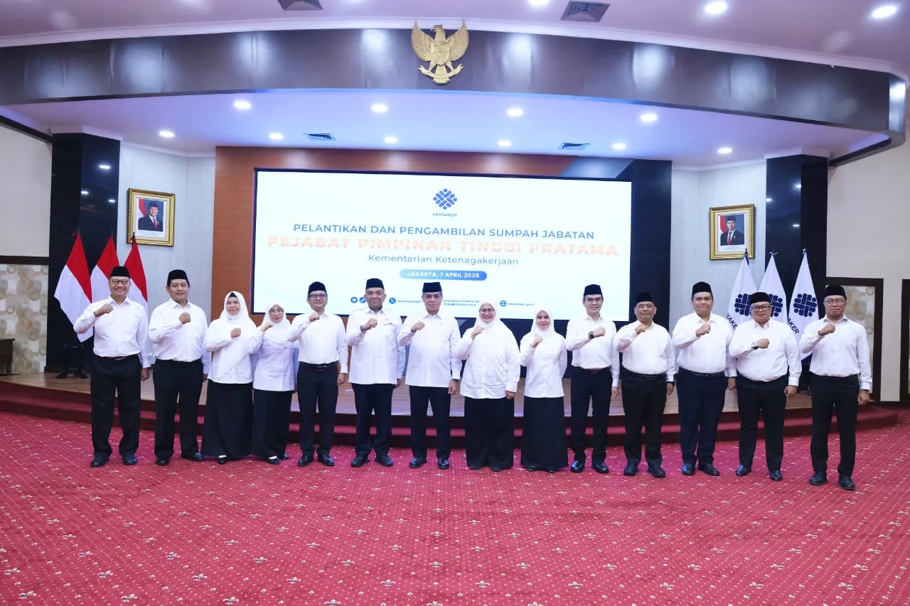 Lantik 12 Pejabat, Menaker: Jabatan Adalah Amanah untuk Melayani 2 Lantik 12 Pejabat, Menaker: Jabatan Adalah Amanah untuk Melayani