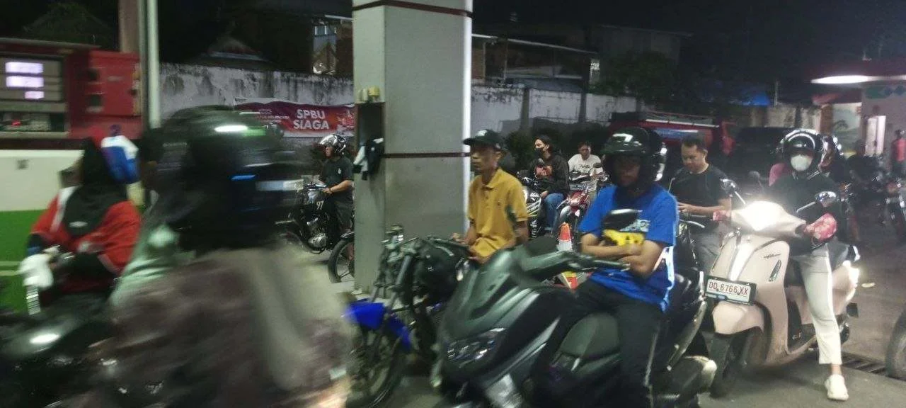 Motor Bertangki “Gajah” Marak di SPBU Makassar, Pertamina Awasi Pengisian Tak Wajar 2 Motor Bertangki “Gajah” Marak di SPBU Makassar, Pertamina Awasi Pengisian Tak Wajar