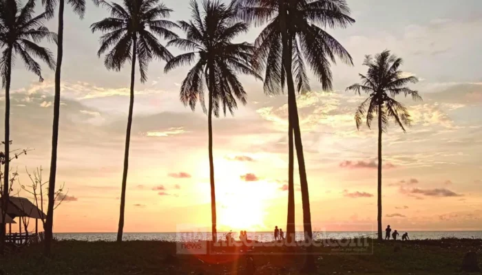 Menikmati Senja di Pantai Lowita, Destinasi Favorit Keluarga di Pinrang