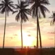 Menikmati Senja di Pantai Lowita, Destinasi Favorit Keluarga di Pinrang