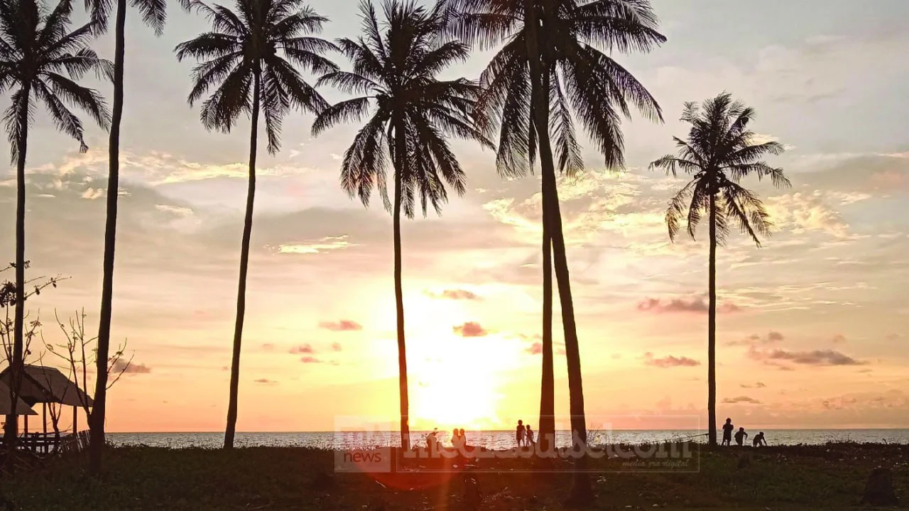 Menikmati Senja di Pantai Lowita, Destinasi Favorit Keluarga di Pinrang