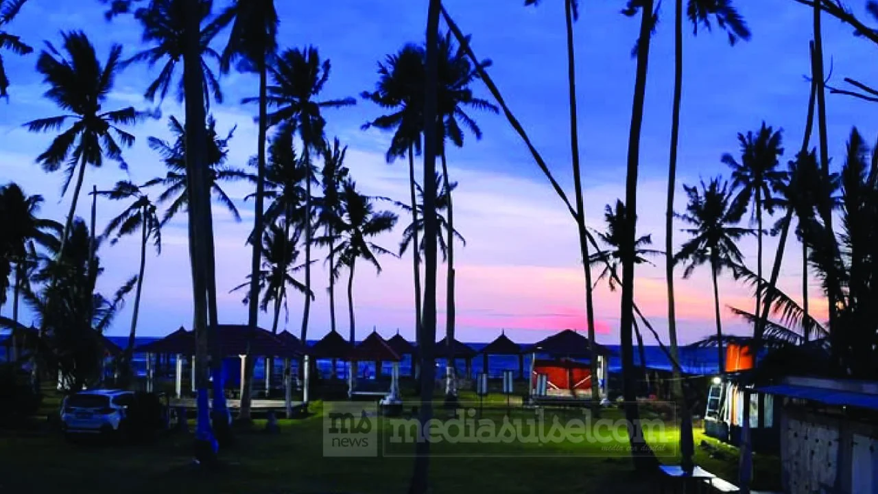 Menikmati Senja di Pantai Lowita, Destinasi Favorit Keluarga di Pinrang