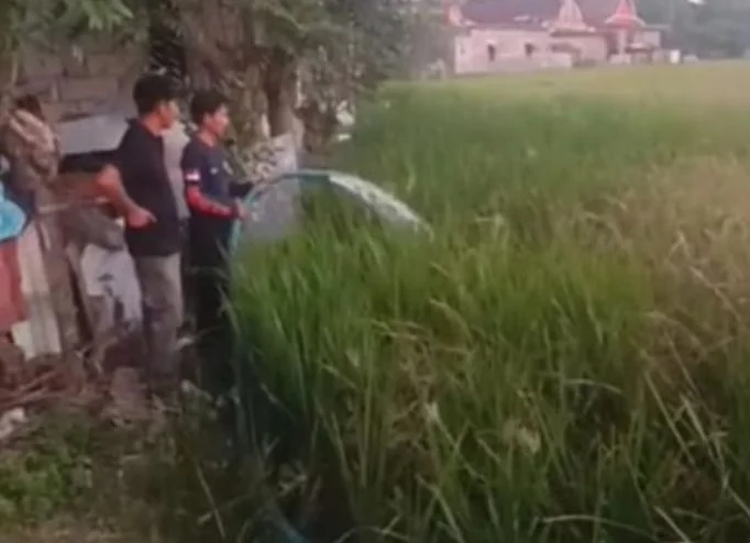 Atasi Sawah Petani Terdampak Kekeringan, Bupati Jeneponto Terjunkan Mobil Damkar Antarkan Air ke Persawahan