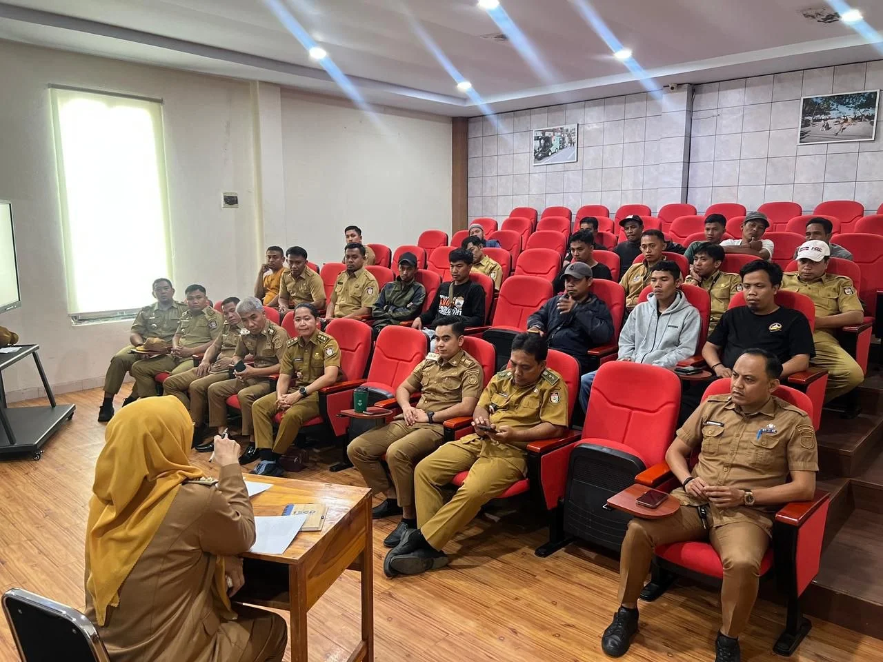 Camat Ujung Pandang Warning Pelaku Usaha: Wajib Pilah Sampah dari Sumbernya 3 Camat Ujung Pandang Warning Pelaku Usaha: Wajib Pilah Sampah dari Sumbernya