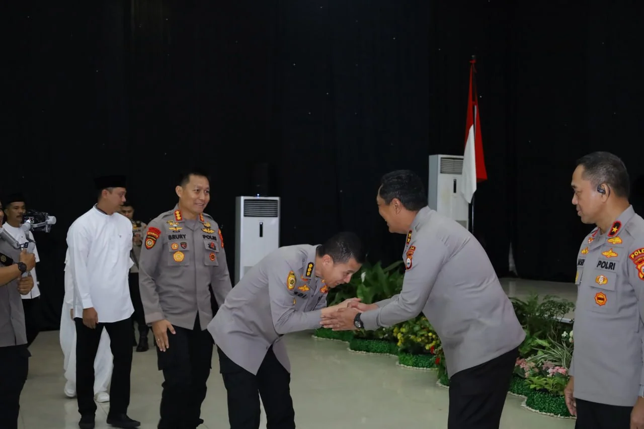 Kapolda Sulsel Lepas Jamaah Haji Personel, Tekankan Kesiapan Total demi Raih Haji Mabrur 2 Kapolda Sulsel Lepas Jamaah Haji Personel, Tekankan Kesiapan Total demi Raih Haji Mabrur