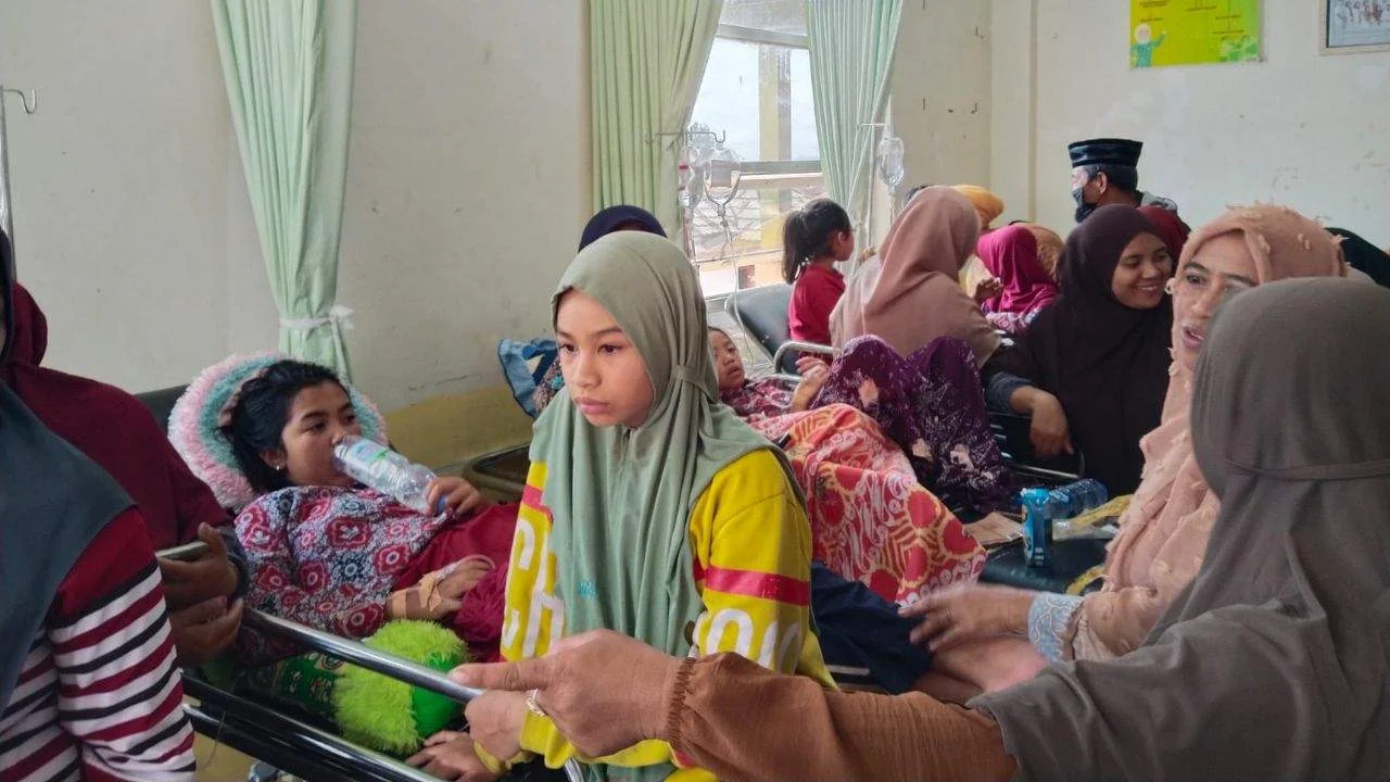 Ngeri! Puluhan Anak Siswa SDN 7 Rumbia Jeneponto Keracunan Usai Konsumsi MBG yang Diduga Ikan Sudah Busuk 2 Ngeri! Puluhan Anak Siswa SDN 7 Rumbia Jeneponto Keracunan Usai Konsumsi MBG yang Diduga Ikan Sudah Busuk