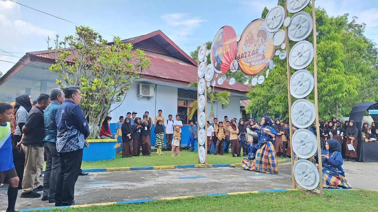 Pameran Seni SMPN 2 Lembang Bangkit Setelah 16 Tahun, Karya Daur Ulang Siswa Jadi Sorotan 2 Pameran Seni SMPN 2 Lembang Bangkit Setelah 16 Tahun, Karya Daur Ulang Siswa Jadi Sorotan