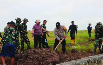 Gotong Royong Warnai Pelaksanaan TMMD ke-128 di Jeneponto, TNI-Polri dan Warga Bangun Akses Jalan 3 TMMD Jeneponto 2