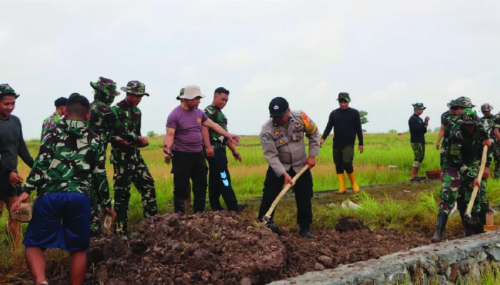 Gotong Royong Warnai Pelaksanaan TMMD ke-128 di Jeneponto, TNI-Polri dan Warga Bangun Akses Jalan