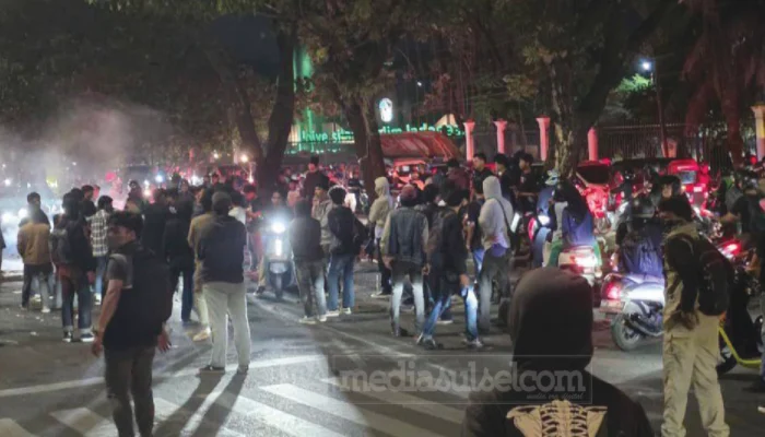 Demo Mahasiswa di Urip Sumoharjo Makassar Berujung Ricuh, Massa Ojol dan Warga Pukul Mundur Aksi