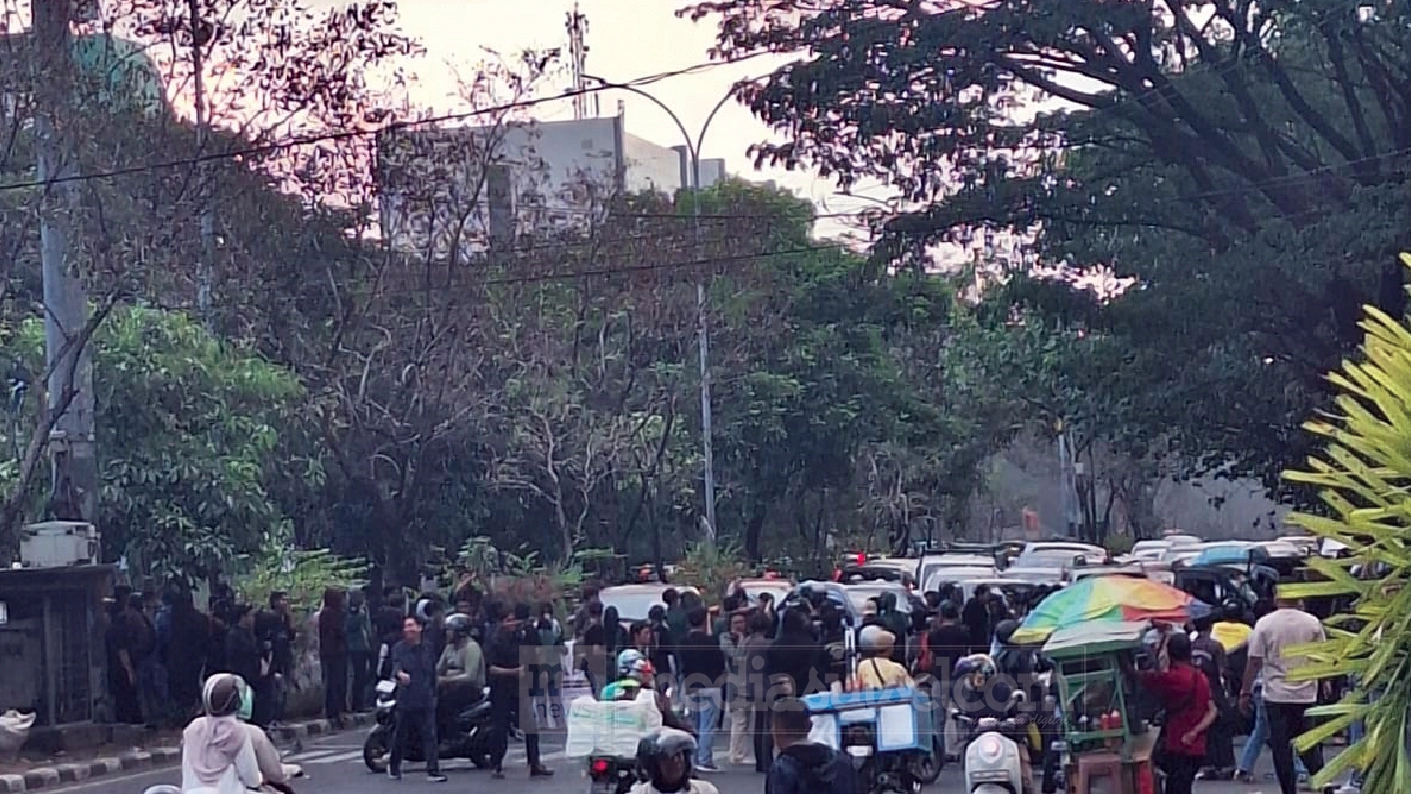Demo Mahasiswa di Urip Sumoharjo Makassar Berujung Ricuh, Massa Ojol dan Warga Pukul Mundur Aksi 2 amarah