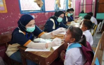 Dokter Gigi Anak Layani Ratusan Siswa di Pulau Kodingareng 3 Dokter Gigi Anak Layani Ratusan Siswa di Pulau Kodingareng