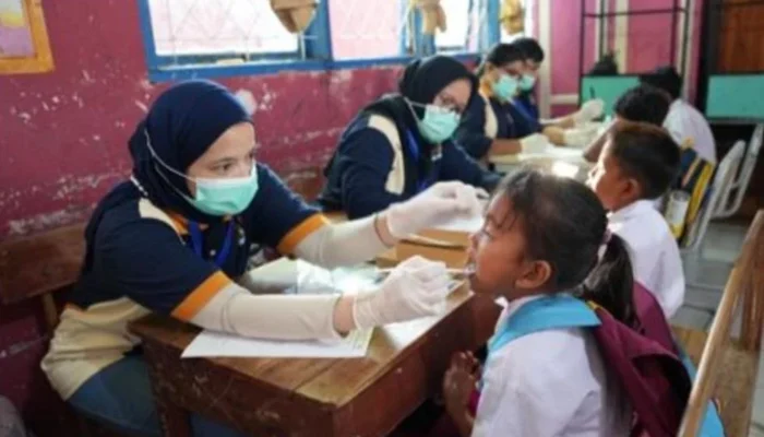 Dokter Gigi Anak Layani Ratusan Siswa di Pulau Kodingareng