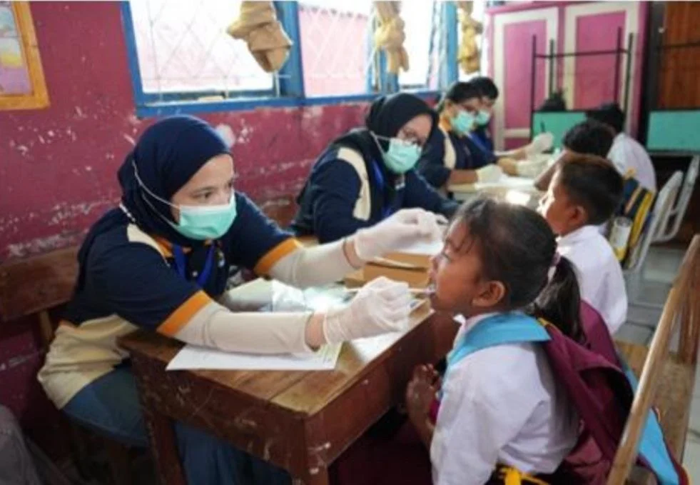 Dokter Gigi Anak Layani Ratusan Siswa di Pulau Kodingareng