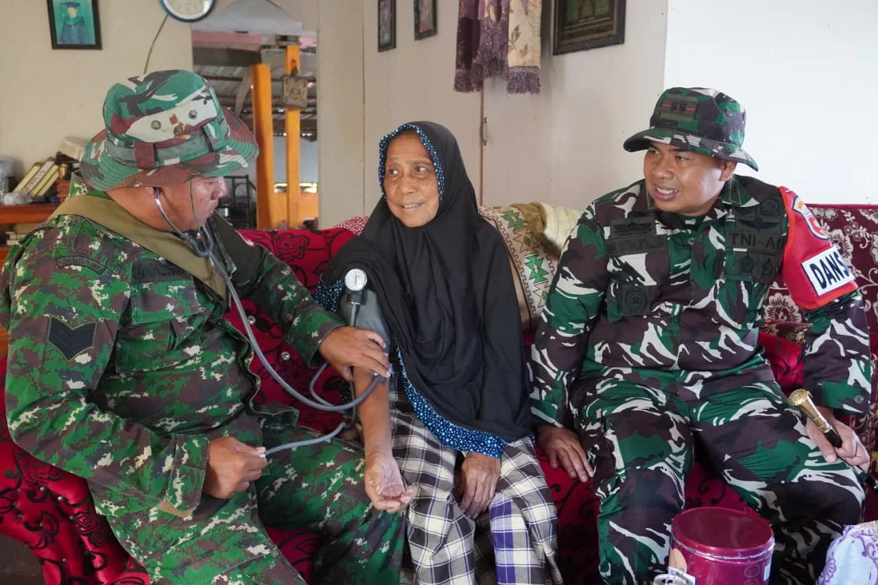 Letkol Abdul Muthalib Tallasa Turun Langsung Cek Layanan Kesehatan TMMD di Arungkeke
