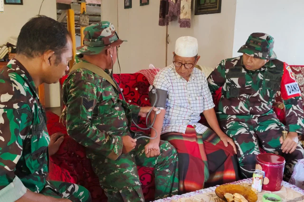 Letkol Abdul Muthalib Tallasa Turun Langsung Cek Layanan Kesehatan TMMD di Arungkeke